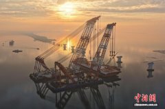 厦金大桥厦门段项目海上首榀钢箱梁
